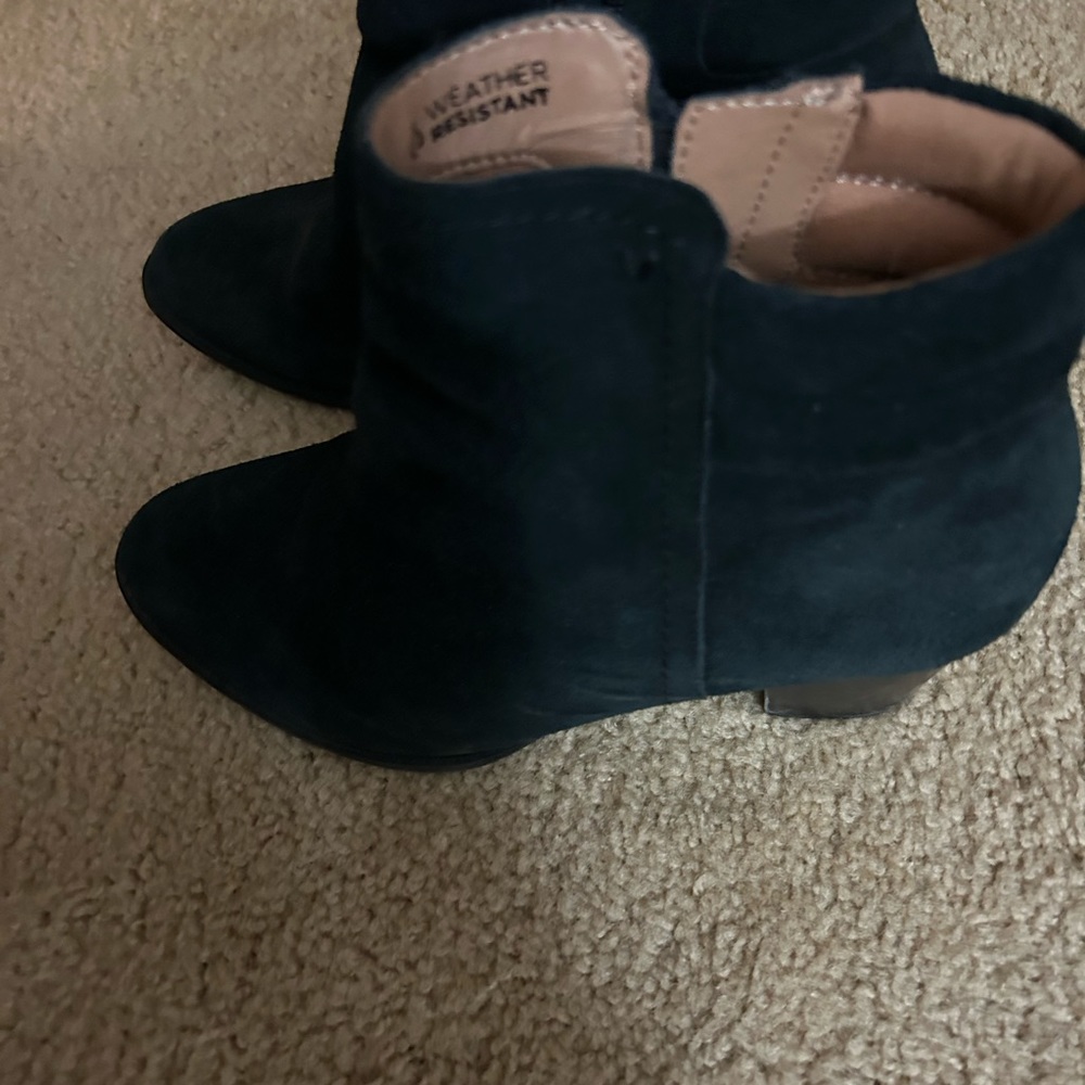 Short boots vionic size 9 .  No rips or tears